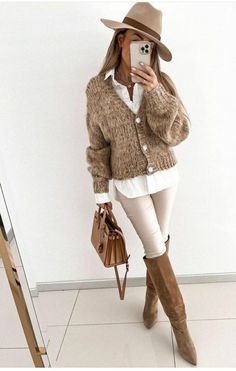 Casual Chic Winter Outfits 2023, Beige Leggings Outfit, Lederhosen Outfit, Mode Boho, Trendy Fall Outfits