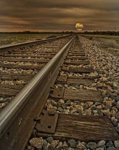 a train track with a sunset in the background and a quote written on it that says, me perfondo complemente