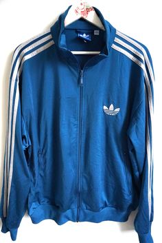 Caractéristiques de la veste : * Sweat Adidas avec fermeture éclair * Bleu avec des rayures * État : parfait état vintage Dimensions, à plat : Longueur : 30 1/2"/75 cm Aisselle à aisselle : 27 1/2"/69 cm Du poignet à la manche : 23 1/2"/59 cm Taille de l'étiquette : XL N'hésitez pas à m'envoyer un message pour toute question. Sweat Adidas, Sweatshirt With Zipper, Vintage Adidas Jacket, Jacket Man, Jacket Details, Adidas Vintage, Adidas Sweatshirt, Vintage Adidas, Label Sizes