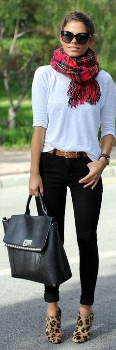 Plaid scarf & leopard heels Street Mode, Plaid And Leopard, Leopard Print Shoes, Leopard Heels, Simple Outfit, Print Shoes