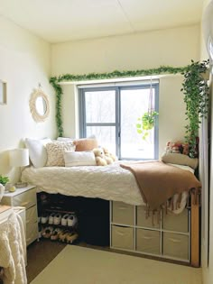 boho, minimalist, dorm, college, orange, rust, cream, plants,cozy, clean Boho Dorm Bedding, Over The Bed Wall Decor Dorm, Simple College Dorm Decor, Modern Boho Dorm Room, Boho Style Dorm Room, L Shaped Dorm Layout, Dorm Bed Inspiration, Dorm Decor Boho, Cozy College Dorm Aesthetic