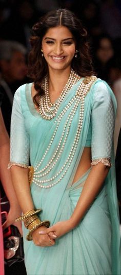 India International Jewelry Week #sonamkappor #pearls #mintgreen sari Indian Woman, Madhuri Dixit, Sonam Kapoor, Indian Saree