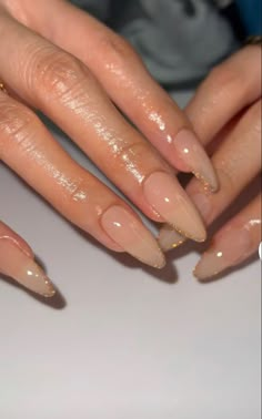 Chic Minimalist Nails, Nude Nails With Glitter, Acrylic Nails Nude, Classy Nail, Classy Nail Designs, Gold Glitter Nails, Nude Nail Designs, Minimal Nails