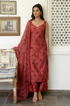 Long Kurta Designs, Kurta Set With Dupatta, Indian Kurti Designs, Stylish Kurtis Design, Red Kurta, Trendy Outfits Indian, Fest Outfits, Simple Kurta Designs, Simple Kurti Designs