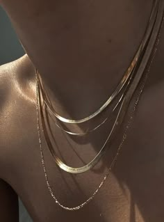 Jewelry Necklace Simple, Herringbone Chain, Paris Mode, Dope Jewelry, Chain Fashion, Jewelry Photography, Girly Jewelry, Jewelry Inspo