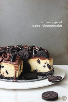 a cheesecake with oreo cookies on the side