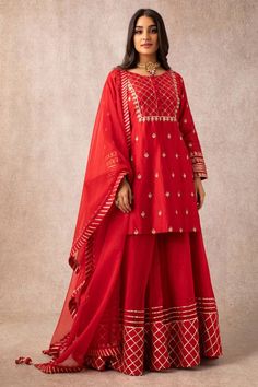 Red Sharara, Embroidered Suit, Latest Dress Design, Traditional Indian Dress, Indian Party Wear, Traditional Indian Outfits, Indian Bridal Outfits, Designer Party Wear Dresses, Stylish Party Dresses