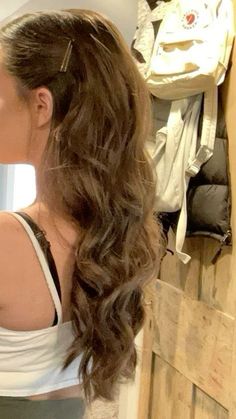 70s Prom Hairstyles, Ball Hair Down, Prom Hair Inspo Down, Prom Hairstyles Down For Medium Hair, Prom Hair Inspo Half Up Half Down, Wavy Hairstyles Prom, Hairstyle For Ball, Messy Prom Hair, Prom Hair Bangs