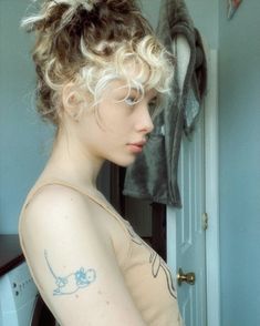 tattoo placement style fashion hairstyle girl photoshoot alt grunge Bleached Ends Curly Hair, Curly Hair With Blonde Underneath, Cool Bleached Hair, Halo Dyed Hair Curly, Curly Died Hairstyles, Alt Hair Curly, Alt Curly Haircut, Fairy Curly Hair, Curly Alt Hair