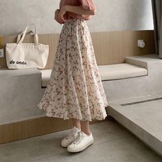 Long Skirts Summer, Floral Chiffon Skirt, Korean Skirt, Skirt Streetwear, Long Skirt Summer, Stile Hijab, Skirts Summer, Rock Outfit, Pleated Long Skirt