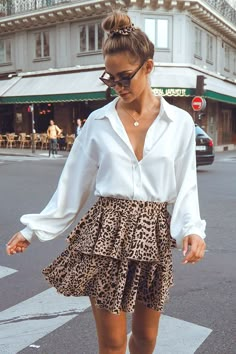 Looks Com Short, Aesthetic Skirt, Mini Skirt Fashion, Leopard Print Outfits, Leopard Outfits, Mode Shoes, Tiered Mini Skirt, Leopard Print Skirt, Rock Outfit