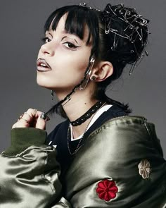 Alien Inspired Hairstyles, Tim Burton Hairstyles, Cyberpunk Hairstyles Women, Gothic Garage, Sci Fi Hairstyles, Safety Pin Hair, Cyberpunk Hairstyles, Glitter Goth, Punk Hairstyles