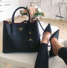 classics Prada Bag Saffiano, Bag Prada, Kelly Bag, Prada Saffiano, Mode Inspiration, Street Styles, Prada Bag, Bago