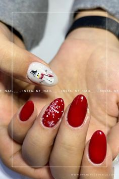 Transform your nails into a winter wonderland with these stunning red Christmas nail designs featuring adorable snowman art. Embrace the holiday spirit and impress everyone at this year's holiday gatherings with your festive and cheerful manicure. Try out these delightful designs yourself and spread some winter joy wherever you go! Red Christmas Nail Designs, Red Christmas Nail, Snowman Art, Red Christmas Nails, Winter Nail Art, Frosty The Snowmen