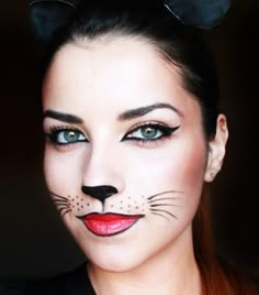 5 Last-Minute Halloween Looks That Only Require Eyeliner via @byrdiebeauty Catwoman Makeup, Cheap Halloween Costumes Diy, Cat Face Makeup, Cheap Halloween Diy, Make Up Diy, Cat Halloween Makeup, Cat Women, Pretty Halloween