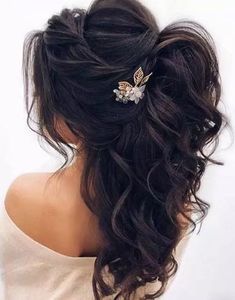 Half-up half-down prom hairstyles are quite popular because of their uniqueness and simplicity. Choose the one for you from our list of 31 gorgeous styles. #prom #hairstyles Vows Examples, Wedding Hairstyles For Women, Diy Ponytail, Hairstyles Bride, Wedding Hacks, Wedding Updos, Evening Hairstyles, Wedding Hairstyles Bride, Daily Hairstyles