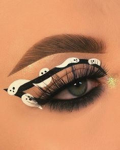 Cute Halloween Eye Makeup, Make Up Halloween Aesthetic, Make Halloween Simples, Uñas Halloween Aesthetic, Ideas De Maquillaje Aesthetic, Simple Halloween Eye Makeup, Halloween Eye Looks, Halloween Eye Makeup Looks, Creative Halloween Makeup Looks