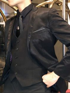 Emo Tuxedo, Prom Suits For Men Aesthetic, Emo Prom Outfit Men, Gothic Prom Outfits Men, Emo Prom Suit, Goth Prom Outfit Male, All Black Suit Men Prom, Goth Tuxedo Men, Emo Prom Outfits Male