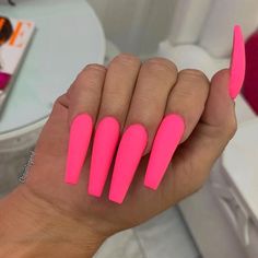 Neon Pink Nails, Pink Coffin, Fake Nails Long, Nagel Tips, Manicure Diy, Colorful Nails, Coffin Press On Nails, Fake Nails With Glue, Thanksgiving Nails