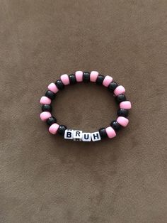 Braclets Ideas Beaded Black, Pastel Pony Bead Bracelet, Pony Beads Ideas Bracelet, Bracelets Colors Ideas Beads, Bracelet Ideas Beaded Y2k, Beaded Bracelets Ideas Pony Beads, Diy Pony Bead Bracelets, Pony Bead Bracelets Aesthetic, Pink And Black Bracelets