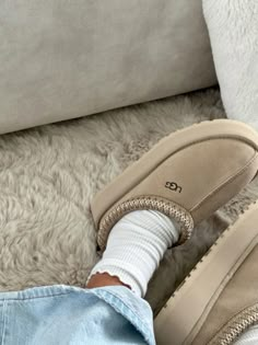 Sneaker Shop, Ugg Tasman Slippers, Ootd Women, Autumn Look, Ugg Tasman, Trendy Winter, School Looks