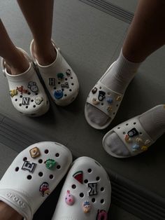 Stucco Crocs, Crocs Outfit Summer, Jibbitz Crocs Ideas, Charm Crocs, Summer Aesthetic Pictures, Teenage Stuff, Sneakers Head, Crocs Aesthetic, Crocs With Charms