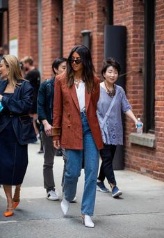 Mint Green Skirts, Picnic Inspo, Leather Jacket Dress, Fashion Student, New York Fashion Week Street Style, Wardrobe Pieces, Nyfw Street Style, Style Inspiration Spring, Classic Wardrobe