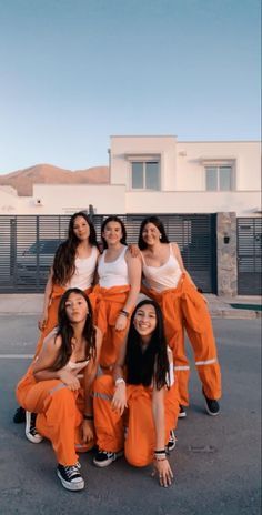 Halloween Costumes For 4 Besties, Helowen Costum, Halloween Custome Ideas For Best Friends, Halloween Ideas For 4 Friends, Teenage Group Halloween Costumes, Prisoner Costume Ideas, Group Halloween Costumes Both Genders, Matching Trio Costumes, Customs Halloween Women