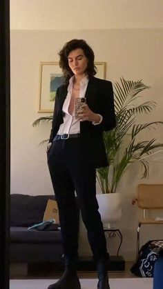 Mode Queer, Summer Tomboy, Style Androgyne, Lesbian Outfits, Androgynous Outfits, Woman In Suit