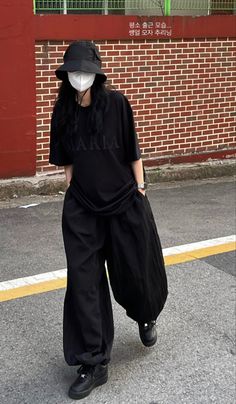 Oversized Black Outfit, Black Baggy Clothes, Asian Tomboy Fashion, Black Mask Outfit, Boyish Outfits Tomboys, Baggy Clothes Outfit Women, Asian Streetwear Fashion, Boyish Outfits, Asian Streetwear