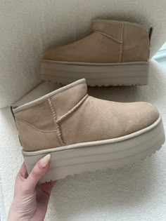 Ultra Outfits, Aesthetic Uggs, Platform Uggs, Outfit Ugg, Ugg Ankle Boots, Fluffy Shoes, Stylish Outfits Casual, Baby Uggs, Uggs Outfit