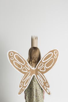 cardboard fairy wings - totally delicious x Cardboard Fairy Wings, Butterfly Halloween Costume, Butterfly Halloween, Butterfly Costume, Diy Butterfly, Diy Cardboard