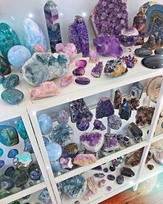 Crystalcore Aesthetic, Crystal Shop Aesthetic, Crystal Collection Display, Crystal Alter, Crystal Bedroom, Pretty Crystals, Crystal Seashells