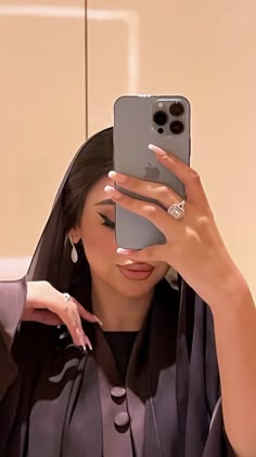 Abaya Pics Ideas, Arabic Girls Aesthetic, Saudi Abaya Aesthetic, Hijjabi Girls Aesthetic, Saudi Girl Aesthetic, Kylie Jenner Photoshoot, Bff Photoshoot Poses, Hijabi Aesthetic, Long Hair Wedding Styles