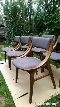 a row of chairs sitting on top of a cement slab