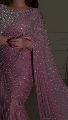 #modern saree look #simple saree #saree aesthetic #saree look #pink saree #simple saree Sari Dress Modern, Saare Aesthetic, Pakistani Saree Designs, Qawali Night Outfits, Pakistani Sarees, Saree Styles Modern, Fancy Sarees Party Wear, Pakistani Fancy Dresses