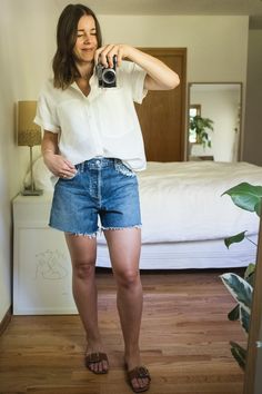 Neutral Outfits Spring, Celebrity Style Men, Comfortable Summer Outfits, Hot Weather Outfits, Body Decor, Pretty Shorts, Shorts Fashion, Glad Rags