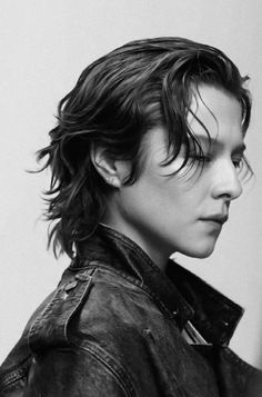 Emma D’arcy Aesthetic, Emma Darcy Hair, Boyish Haircut For Women, Masc Women, Hair Inspiration Short, Hair Reference, Pose Reference Photo