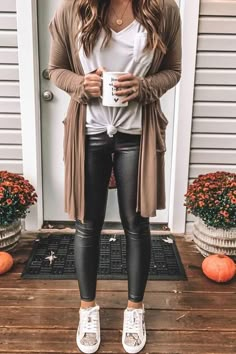 Blouse For Work, Pu Leggings, Leather Leggings Outfit, Flowy Top, Faux Leather Leggings, Casual Fall Outfits, Looks Style, Leather Leggings, Fall Winter Outfits