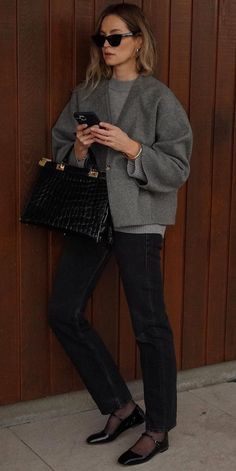 Sporty Cardigan Outfit, Timeless Basic Outfits, Sporty Classic Style Minimal Chic, Euro Chic Style, Winter Outfits Smart Casual, Minimalist Christmas Outfit, Tucked In Cardigan Outfit, Sporty Professional Outfits Women, Autumn Smart Casual Outfits