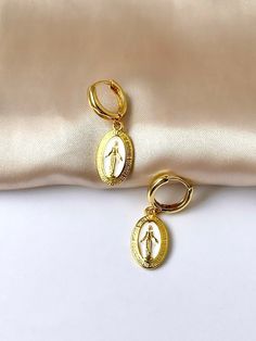 Are you looking for the perfect gold Virgin Mary earrings for someone special this summer? Or a unique pair of handmade Our Lady of Guadalupe earrings to spoil yourself? Made with tarnish-free stainless steel, bright white enamel and filled with 18K gold, my delicate Virgin Mary hoops are the perfect compliment to any outfit idea! My 18K gold hoop earrings are a great gift idea for any special occasion to all the women in your life. You can't go wrong when gifting my Catholic earrings to your be Catholic Earrings, Our Lady Of Guadalupe, Lady Of Guadalupe, Ringe Gold, Gold Signet Ring, Matching Rings, Jewelry Earrings Hoops, Gold Hoop, White Enamel