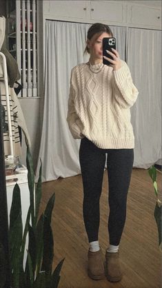 Leggings With Knit Sweater, Winter Outfits Knitted Sweater, Leggings And Sweater Aesthetic, Cream Knitted Sweater Outfit, Oversized Knit Outfit, Knit Sweater Leggings Outfit, Styling Beige Sweater, White Sweater And Leggings Outfit, Fall Outfits Oversized Sweaters