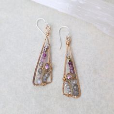 EAR Lavender Ombre Angle Earrings Hammered Wire Earrings, Lavender Ombre, Wire Wrap Earrings, Wire Earrings Handmade, Charm Ideas, Ear Art, Earring Inspiration, Wire Wrap Jewelry Designs, Ocean Jewelry