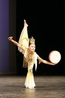 Traditional Chinese Dance, Chinese Dancer, Everybody Dance Now, Dance Inspiration, World Dance, Dragon Dance, Asian Inspiration