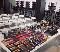 Makeup Academy Interior Design, Makeup Academy Interior, Makeup Masterclass, Beautiful Vanity, Makeup Workshop, Deco Studio, Mary Kay Business, Beauty Academy, Makeup Class