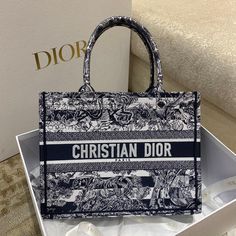 DI Medium Book Tote Toile de Jouy Stripes Embroidery Christian Dior Bag, Handbag Brands, Christian Dior Handbags, Christian Dior Logo, Dior Aesthetic, Christian Dior Paris, Dior Book, Dior Paris, Book Tote Bag