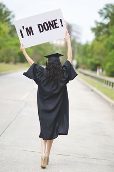 Graduation Pictures Props, Graduation Picture Props, Graduation Tips, Graduations Ideas, Masters Graduation Pictures, Graduation Goals, Graduation Pose, Cap And Gown Pictures