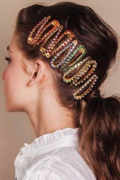 Hair Styles Glam, Hairstyles For Short Hair 2023, Bobby Pins Hairstyles, Snap Clips Hairstyles, Glam Hair Styles, School Hairstyles For Curly Hair, Pins Hairstyles, Boho Short Hair, Christmas Headband Diy