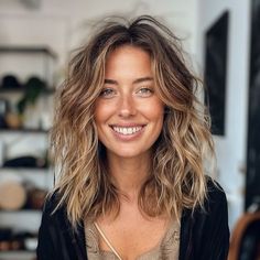 Bronde Shag Medium, Beach Bob Hairstyles, Mid Length Beach Waves, Boho Waves Hair, Messy Medium Hairstyles, Messy Shoulder Length Hair, Beachy Lob, Lob 2024, Wavy Hair Shoulder Length