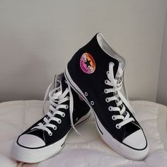 Questions? Leave A Comment Below! Converse Chuck Taylor Beautiful Colors, New Without Tags, Men's 7-1/2 Woman's 9-1/2, I Will Accept Reasonable Offer. Converse Star Laces, Customizing Converse, Converse Laces Ideas, Converse Doodles, Converse Shoes Aesthetic, Decorated Converse, Converse Colors, Converse Art, Converse Ideas